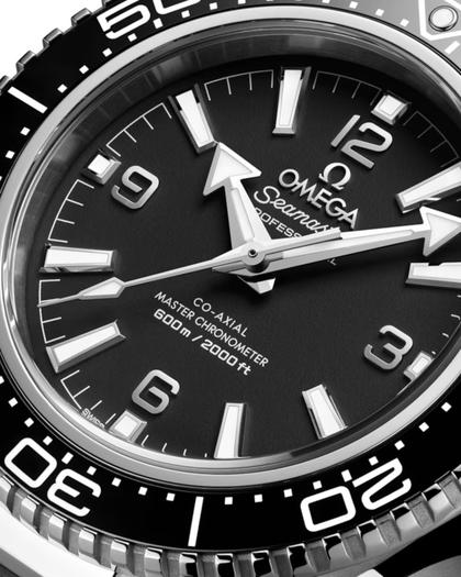 Omega Seamaster Planet Ocean 600M Automatik Edelstahl 42mm schwarzes Zifferblatt schwarze Keramiklünette Kautschukband – Herrenuhren Uhr ohne Datum aus Edelstahl und Keramik. Das Gehäuse ist rund und silber. Das Kautschuk / Kunststoff / Silikon Armband ist schwarz. Das Zifferblatt ist arabisch Index und schwarz. – Ansicht 5