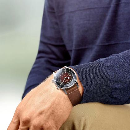 Longines Legend Diver Automatik Edelstahl 42mm braunes Zifferblatt braunes Lederband – Herrenuhren Uhr mit Datum aus Edelstahl. Das Gehäuse ist rund und silber. Das Lederarmband ist braun. Das Zifferblatt ist arabisch Index und braun. – Ansicht 4