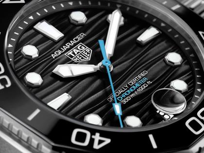 TAG Heuer Aquaracer Professional 300 Date Automatik Edelstahl 42mm schwarzes Zifferblatt schwarzes Kautschukband – Herrenuhren Uhr mit Datum aus Edelstahl und Keramik. Das Gehäuse ist rund und silber. Das Kautschuk / Kunststoff / Silikon Armband ist schwarz. Das Zifferblatt ist ein Index in schwarz. – Ansicht 5