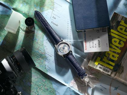 Frederique Constant Classics Worldtimer GMT Nativ Edition 2022 Manufacture Automatik Edelstahl 42mm hellblaues Zifferblatt blaues Lederband – Herrenuhren Uhr mit Datum aus Edelstahl und Leder. Das Gehäuse ist rund und silber. Das Lederarmband Kroko / Alligator ist blau. Das Zifferblatt ist ein Index in blau. – Ansicht 3