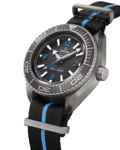 Omega Seamaster Planet Ocean 6000M Ultra Deep Automatik Titan 45,5mm schwarzes Zifferblatt NATO Armband – Herrenuhren Uhr ohne Datum aus Titan. Das Gehäuse ist rund und silber. Das Textilarmband ist schwarz. Das Zifferblatt ist arabisch Index und schwarz. – Ansicht 2