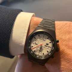 Porsche Design Chronograph 1 - F.A.T. 2025 Edition – Herrenuhren Chronograph aus Titan und Titancarbid beschichtet. Das Gehäuse ist rund und schwarz. Das Titanarmband ist schwarz. Das Zifferblatt ist ein Index in weiß. – Ansicht 14