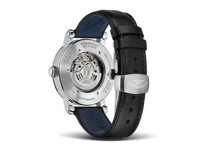 Mühle Glashütte Teutonia IV Kleine Sekunde Automatik Edelstahl 41mm schwarzes Zifferblatt schwarzes Lederband – Herrenuhren Uhr mit Datum aus Edelstahl. Das Gehäuse ist rund und silber. Das Lederarmband ist schwarz. Das Zifferblatt ist ein Index in schwarz. – Ansicht 2