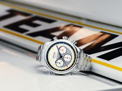 Union Glashütte Belisar Chronograph Silvretta Classic 2026 Limitierte Edition Automatik Edelstahl 44mm beiges Zifferblatt gelbes Textilband schwarzes Lederband und Metallband – Herrenuhren Chronograph aus Edelstahl und Leder. Das Gehäuse ist rund und silber. Das Textilarmband ist gelb. Das Zifferblatt ist ein Index in beige. – Ansicht 11