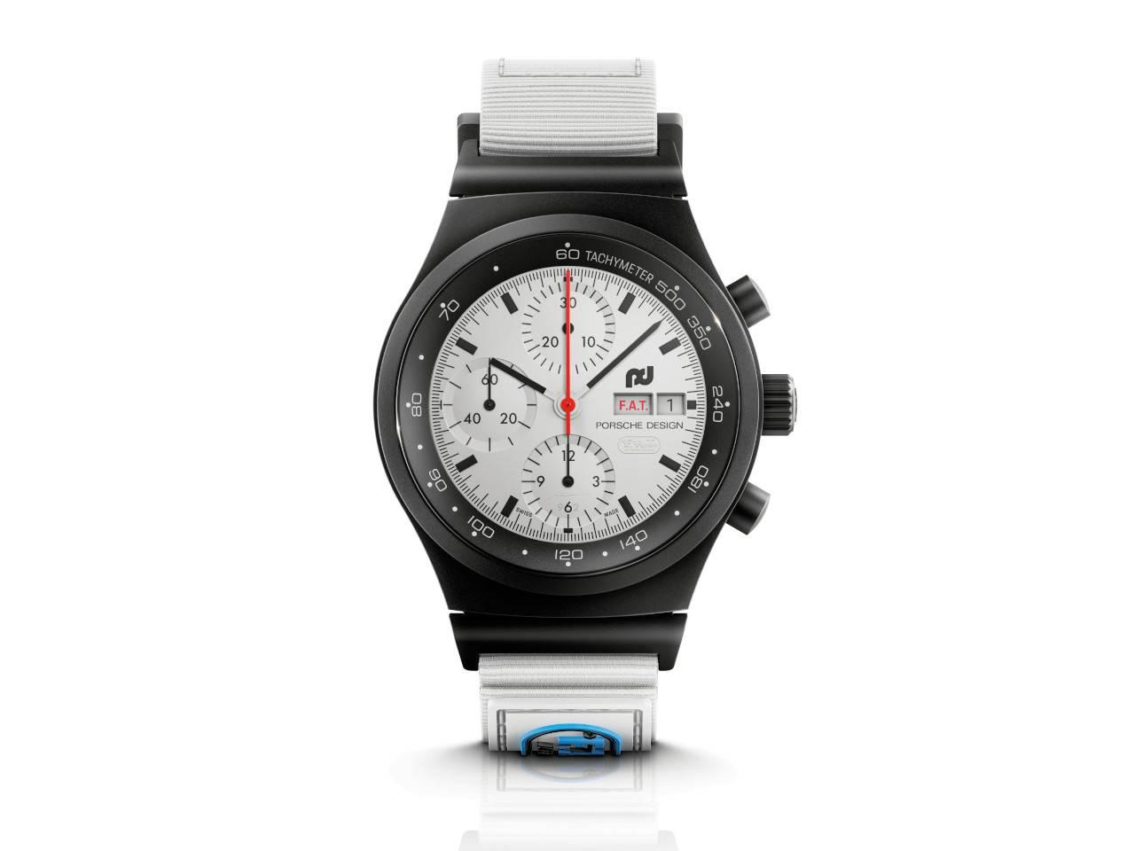 Porsche Design Chronograph 1 - F.A.T. 2025 Edition – Herrenuhren Chronograph aus Titan und Titancarbid beschichtet. Das Gehäuse ist rund und schwarz. Das Titanarmband ist schwarz. Das Zifferblatt ist ein Index in weiß. – Ansicht 2