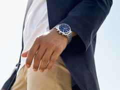 TAG Heuer Carrera Chronograph Automatik Edelstahl 42mm blaues Zifferblatt Metallband – Herrenuhren Chronograph aus Edelstahl und Keramik. Das Gehäuse ist rund und silber. Das Edelstahlarmband ist silber. Das Zifferblatt ist ein Index in blau. – Ansicht 3