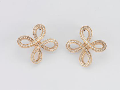 Angela Hübel Infinity Ohrstecker mit Brillanten Roségold – Ohrschmuck Ohrstecker aus 750 Rotgold.