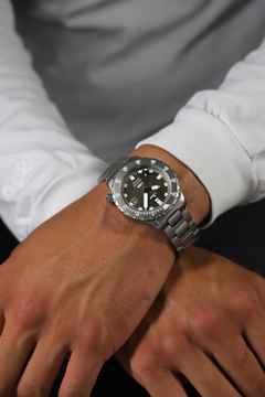 Sinn Spezialuhren U50 DS Taucheruhr Automatik Edelstahl 41mm Dekorschliff-Zifferblatt Metallband Limited Edition – Herrenuhren Uhr mit Datum aus Edelstahl. Das Gehäuse ist rund und grau. Das Edelstahlarmband ist grau. Das Zifferblatt ist ein Index in grau. – Ansicht 6