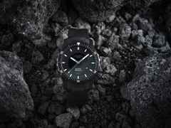 Mühle Glashütte Sea-Timer Blackmotion Automatik Edelstahl PVD-Schwarz 44mm schwarzes Zifferblatt schwarzes Kautschukband – Herrenuhren Uhr mit Datum aus Edelstahl, PVD beschichtet und Titancarbid beschichtet. Das Gehäuse ist rund und schwarz. Das Kautschuk / Kunststoff / Silikon Armband ist schwarz. Das Zifferblatt ist ein Index in schwarz. – Ansicht 2