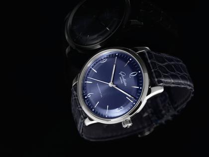 Glashütte Original Sixties Automatik Edelstahl 39mm blaues Zifferblatt blaues Lederband – Herrenuhren Uhr ohne Datum aus Edelstahl. Das Gehäuse ist rund und silber. Das Lederarmband Kroko / Alligator ist blau. Das Zifferblatt ist arabisch Index und blau. – Ansicht 3