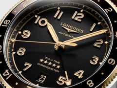 Longines Spirit Zulu Time Automatik Edelstahl 42mm Gelbgold-Lünette graues Zifferblatt braunes Lederband – Herrenuhren Uhr mit Datum aus 750 Gelbgold, Edelstahl, Keramik und Leder. Das Gehäuse ist rund und silber-gelbgold. Das Lederarmband ist braun. Das Zifferblatt ist arabisch Index und grau. – Ansicht 2
