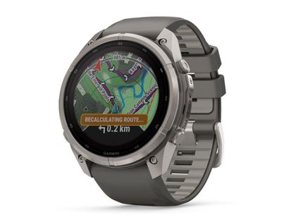 Garmin Fenix 9 Pro inReach Solar Titan 51mm digitales Display graues Silikonband – Herrenuhren Uhr Multifunktion aus Kautschuk und Titan. Das Gehäuse ist rund und grau. Das Kautschuk / Kunststoff / Silikon Armband ist grau. Das Zifferblatt ist digital und schwarz. – Ansicht 2