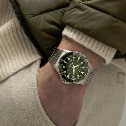 Hamilton Khaki Navy Scuba Automatic Edelstahl 43mm grünes Zifferblatt Metallband – Herrenuhren Uhr ohne Datum aus Edelstahl und Keramik. Das Gehäuse ist rund und silber. Das Edelstahlarmband ist silber. Das Zifferblatt ist arabisch Index und grün. – Ansicht 3