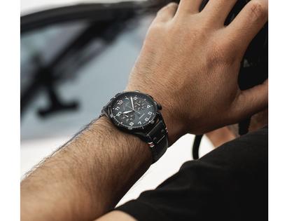 Junghans Meister Pilot Chronoscope Navy Blue Automatik Edelstahl PVD-Schwarz 43mm blaues Zifferblatt blaues Lederband – Herrenuhren Chronograph aus DLC beschichtet, Edelstahl und Leder. Das Gehäuse ist rund und schwarz. Das Lederarmband ist blau. Das Zifferblatt ist arabisch Index und blau. – Ansicht 3