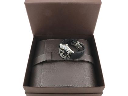Glashütte Original SeaQ Automatik Edelstahl 40mm schwarzes Zifferblatt schwarzes Kautschukband 1-39-11-06-80-33 Full Set Occasion Neu – Herrenuhren Uhr mit Datum aus Edelstahl und Keramik. Das Gehäuse ist rund und silber. Das Kautschuk / Kunststoff / Silikon Armband ist schwarz. Das Zifferblatt ist arabisch Index und schwarz. – Ansicht 4