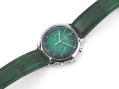 Glashütte Original Sixties Chronograph Annual Edition Automatik Edelstahl 42mm grünes Zifferblatt grünes Lederband 1-39-34-05-22-04 Full Set Occasion Neu – Herrenuhren Chronograph aus Edelstahl. Das Gehäuse ist rund und silber. Das Lederarmband Kroko / Alligator ist grün. Das Zifferblatt ist arabisch Index und grün. – Ansicht 4