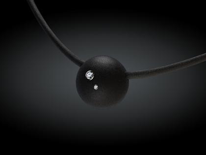 André Ribeiro Halsreif mit Kugel Kautschuk mit Brillanten 0,11 – Halsschmuck Collier aus 750 Weißgold, Edelstahl, Kautschuk und und .