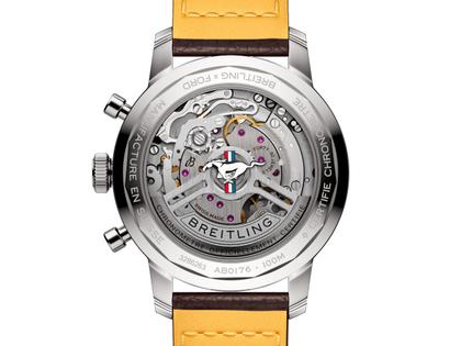 Breitling Top Time B01 Ford Mustang Automatik Edelstahl 41mm grünes Zifferblatt braunes Lederband – Herrenuhren Chronograph aus Edelstahl. Das Gehäuse ist rund und silber. Das Lederarmband ist braun. Das Zifferblatt ist ein Index in grün. – Ansicht 2