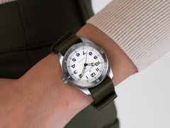 Hamilton Khaki Field Expedition Automatik Edelstahl 41mm weißes Zifferblatt olivgrünes Textilband – Herrenuhren Uhr ohne Datum aus Edelstahl. Das Gehäuse ist rund und silber. Das Textilarmband ist grün. Das Zifferblatt ist ein Index in weiß. – Ansicht 6