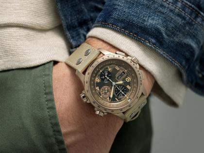 Hamilton Khaki Aviation X-Wind Auto Chrono Edelstahl 45mm Camouflage-Zifferblatt beiges Textilband – Herrenuhren Chronograph aus Edelstahl und PVD beschichtet. Das Gehäuse ist rund und beige. Das Textilarmband ist beige. Das Zifferblatt ist arabisch Index und braun. – Ansicht 5