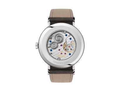 Nomos Glashütte Tangente 38 Nachtblau Handaufzug Edelstahl 38mm blaues Zifferblatt schwarzes Lederband Glasboden – Herrenuhren Uhr ohne Datum aus Edelstahl und Leder. Das Gehäuse ist rund und silber. Das Lederarmband ist grau. Das Zifferblatt ist arabisch Index und blau. – Ansicht 2