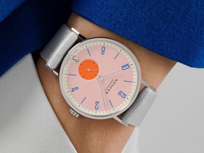 Nomos Glashütte Tangente 38 Datum "175 Years Watchmaking - Flamingopink" Handaufzug Edelstahl rosa Zifferblatt graues Textilband Glasboden – Herrenuhren Uhr mit Datum aus Edelstahl. Das Gehäuse ist rund und silber. Das Textilarmband ist grau. Das Zifferblatt ist arabisch Index und rosa. – Ansicht 7