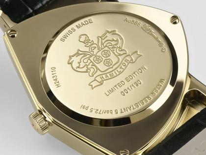 Hamilton Ventura Gold Quartz Limited Edition Gelbgold 33x52mm schwarzes Zifferblatt Lederband – Herrenuhren Uhr ohne Datum aus 585 Gelbgold und Leder. Das Gehäuse ist sonstige Form und gelbgold. Das Lederarmband ist schwarz. Das Zifferblatt ist ein Index in schwarz. – Ansicht 4