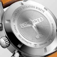 Longines Avigation Bigeye Automatik Titan 41mm schwarzes Zifferblatt graues Lederband – Herrenuhren Chronograph aus Edelstahl. Das Gehäuse ist rund und silber. Das Lederarmband ist braun. Das Zifferblatt ist arabisch und schwarz. – Ansicht 3