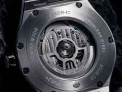 Maurice Lacroix AIKON-IC Frozen Carbon Automatik Edelstahl 43mm Carbon-Zifferblatt schwarzes Kautschukband – Herrenuhren Uhr mit Datum aus Carbon, Edelstahl, Kautschuk und Keramik. Das Gehäuse ist rund und silber. Das Kautschuk / Kunststoff / Silikon Armband ist schwarz. Das Zifferblatt ist ein Index in schwarz. – Ansicht 4