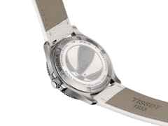 Tissot Seastar Wilson WNBA Quarz Edelstahl 40mm weißes Zifferblatt weißes Lederband – Herrenuhren Uhr mit Datum aus Edelstahl. Das Gehäuse ist rund und silber. Das Lederarmband ist weiß. Das Zifferblatt ist ein Index in weiß. – Ansicht 5