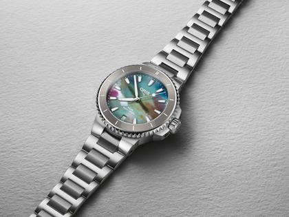 Oris Aquis Date Upcycle Automatik Edelstahl 36,5mm mehrfarbiges Zifferblatt Metallband – Damenuhren Uhr mit Datum aus Edelstahl und Keramik. Das Gehäuse ist rund und silber. Das Edelstahlarmband ist silber. Das Zifferblatt ist ein Index in mehrfarbig. – Ansicht 2