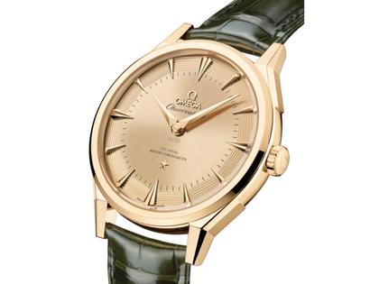 Omega Constellation Observatory Automatik Gelbgold 39mm goldenes Zifferblatt grünes Lederband – Herrenuhren Uhr ohne Datum aus 750 Gelbgold und Leder. Das Gehäuse ist rund und gelbgold. Das Lederarmband Kroko / Alligator ist grün. Das Zifferblatt ist ein Index in gelbgold. – Ansicht 2