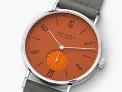 Nomos Glashütte Tangente 38 Datum "175 Years Watchmaking - Poporange" Handaufzug Edelstahl orangenes Zifferblatt graues Textilband Glasboden – Herrenuhren Uhr mit Datum aus Edelstahl. Das Gehäuse ist rund und silber. Das Textilarmband ist grau. Das Zifferblatt ist arabisch Index und orange. – Ansicht 4