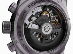 Porsche Design Custom Built Timepieces Watchmakers Choice "DarkNightBlue" Chronograph Automatik Titan 42mm schwarzes Zifferblatt Metallband – Herrenuhren Chronograph aus Edelstahl und Titan. Das Gehäuse ist rund und grau. Das Titanarmband ist grau. Das Zifferblatt ist ein Index in schwarz. – Ansicht 4