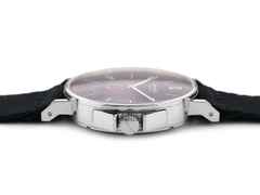 Nomos Glashütte Ahoi Atlantik Automatik Edelstahl 40mm Glasboden Ref. 557 Full Set Occasion Neu – Herrenuhren Uhr ohne Datum aus Edelstahl. Das Gehäuse ist rund und silber. Das Textilarmband ist blau. Das Zifferblatt ist arabisch Index und blau. – Ansicht 3