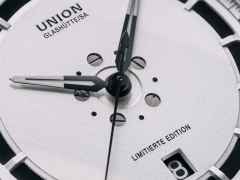 Union Glashütte Noramis Datum Deutschland Klassik 2025 Limitierte Edition Automatik Edelstahl 40mm Felgendesign Zifferblatt schwarzes Lederband – Herrenuhren Uhr mit Datum aus Edelstahl und Leder. Das Gehäuse ist rund und silber. Das Lederarmband ist schwarz. Das Zifferblatt ist ohne Zeichen und schwarz. – Ansicht 2