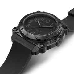 Hamilton BeLOWZERO Auto Limited Edition TENET Titan 46mm blaue Zeigerspitze schwarzes Kautschukband – Herrenuhren Uhr ohne Datum aus Titan. Das Gehäuse ist rund und schwarz. Das Kautschuk / Kunststoff / Silikon Armband ist schwarz. Das Zifferblatt ist arabisch und schwarz. – Ansicht 2