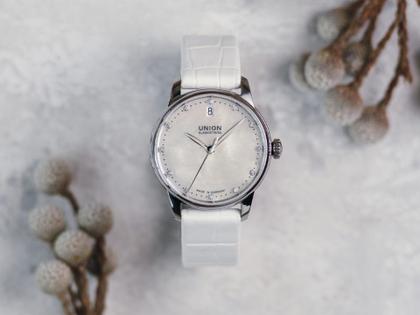 Union Glashütte Seris  Datum Damenuhr weißes Perlmuttzifferblatt und Brillanten – Damenuhren Uhr mit Datum aus Edelstahl und Leder. Das Gehäuse ist rund und silber. Das Lederarmband ist weiß. Das Zifferblatt ist ein Index in weiß. – Ansicht 2