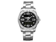 Breitling Aerospace Evo Quarz Titan 43mm schwarzes Zifferblatt Metallband – Herrenuhren Uhr Multifunktion aus Titan. Das Gehäuse ist rund und grau. Das Titanarmband ist grau. Das Zifferblatt ist arabisch und schwarz.