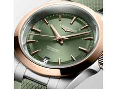 Longines Conquest Automatik Edelstahl 34mm grünes Zifferblatt grünes Kautschukband – Damenuhren Uhr mit Datum aus 750 Rotgold und Edelstahl. Das Gehäuse ist rund und silber. Das Kautschuk / Kunststoff / Silikon Armband ist grün. Das Zifferblatt ist ein Index in grün. – Ansicht 5