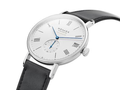 Nomos Glashütte Ludwig neomatik 41 römisches Datum Automatik Edelstahl weißes Zifferblatt schwarzes Lederband – Herrenuhren Uhr mit Datum aus Edelstahl. Das Gehäuse ist rund und silber. Das Lederarmband ist schwarz. Das Zifferblatt ist römisch Index und weiß. – Ansicht 2
