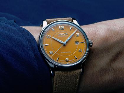 Union Glashütte Noramis Datum Automatik Edelstahl 40mm gelbes Zifferblatt braunes Lederband – Herrenuhren Uhr mit Datum aus Edelstahl. Das Gehäuse ist rund und silber. Das Lederarmband ist braun. Das Zifferblatt ist ein Index in gelb. – Ansicht 2