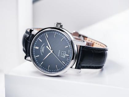Mühle Glashütte Teutonia IV Großdatum Edition 1994 Automatik Edelstahl 41mm anthrazitblaues Zifferblatt schwarzes Lederband – Herrenuhren Uhr mit Datum aus Edelstahl. Das Gehäuse ist rund und silber. Das Lederarmband Kroko / Alligator ist schwarz. Das Zifferblatt ist ein Index in blau. – Ansicht 4