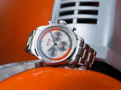 Union Glashütte Belisar Chronograph Silvretta Classic 2025 Limitierte Edition Automatik Edelstahl 44mm beiges Zifferblatt Metallband und graues Lederband – Herrenuhren Chronograph aus Edelstahl und Leder. Das Gehäuse ist rund und silber. Das Lederarmband ist grau. Das Zifferblatt ist arabisch Index und beige. – Ansicht 6