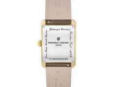 Frederique Constant Classics Carree Calendar Moonphase Quarz Edelstahl GG-PVD 42x30mm weißes Zifferblatt braunes Lederband – Herrenuhren Uhr mit Datum aus Edelstahl, Leder und PVD beschichtet. Das Gehäuse ist rechteckig und gelbgold. Das Lederarmband ist braun. Das Zifferblatt ist ein Index in weiß. – Ansicht 3