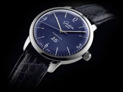 Glashütte Original Sixties Panoramadatum Automatik Edelstahl 42mm blaues Zifferblatt blaues Lederband – Herrenuhren Uhr mit Datum aus Edelstahl. Das Gehäuse ist rund und silber. Das Lederarmband Kroko / Alligator ist blau. Das Zifferblatt ist ein Index in blau. – Ansicht 2