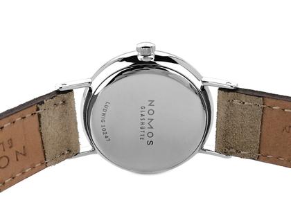 Nomos Glashütte Ludwig 33 Handaufzug Edelstahl 33mm weiß-silbernes Zifferblatt beiges Veloursband 243 Full Set mit Garantie Occasion – Damenuhren Uhr ohne Datum aus Edelstahl. Das Gehäuse ist rund und silber. Das Lederarmband ist beige. Das Zifferblatt ist römisch Index und weiß. – Ansicht 2