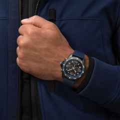 Breitling Endurance Pro 44 Chronograph Quarz Breitlight schwarzes Zifferblatt blaues Kautschukband – Herrenuhren Chronograph aus Sonstiges. Das Gehäuse ist rund und schwarz. Das Kautschuk / Kunststoff / Silikon Armband ist blau. Das Zifferblatt ist arabisch und schwarz. – Ansicht 5