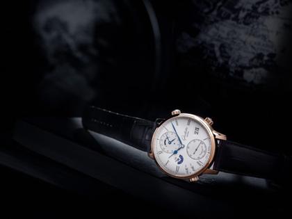 Glashütte Original Senator Cosmopolite Automatik Rotgold 44mm silberfarbenes Zifferblatt schwarzes Lederband – Herrenuhren Uhr mit Datum aus 750 Rotgold. Das Gehäuse ist rund und rotgold. Das Lederarmband Kroko / Alligator ist schwarz. Das Zifferblatt ist römisch und weiß. – Ansicht 2
