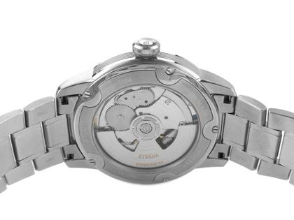 Juwelier Roller Eterna Adventic GMT Silver Automatik 42mm Metallband 7661.41.66.1702 Full Set mit Garantie Occasion Neu – Herrenuhren Uhr mit Datum aus Edelstahl. Das Gehäuse ist rund und silber. Das Edelstahlarmband ist silber. Das Zifferblatt ist ein Index in weiß. – Ansicht 2